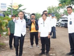 TINJAU PROYEK INFRASTRUKTUR-Wali Kota Periksa Kualitas Jalan dan Drainase di Palangka Raya