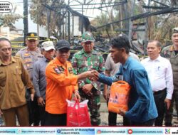 Bupati Heriyus Tinjau dan Bantu Korban Kebakaran Di Desa Muara Untu