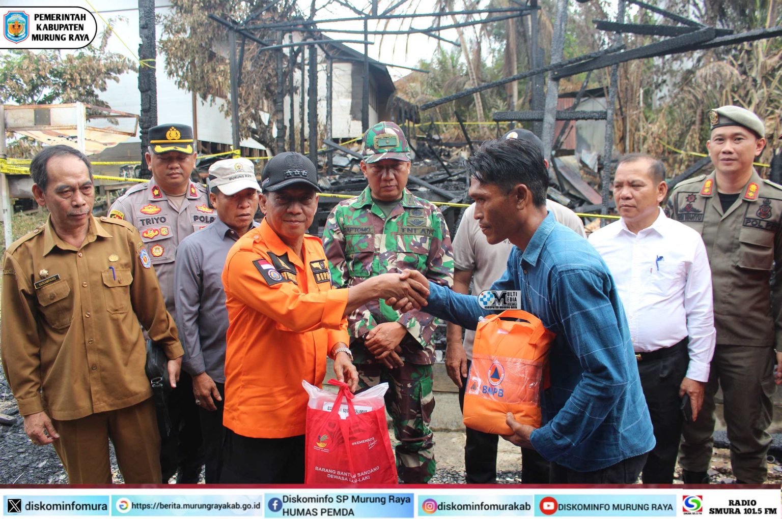 Bupati Heriyus Tinjau dan Bantu Korban Kebakaran Di Desa Muara Untu