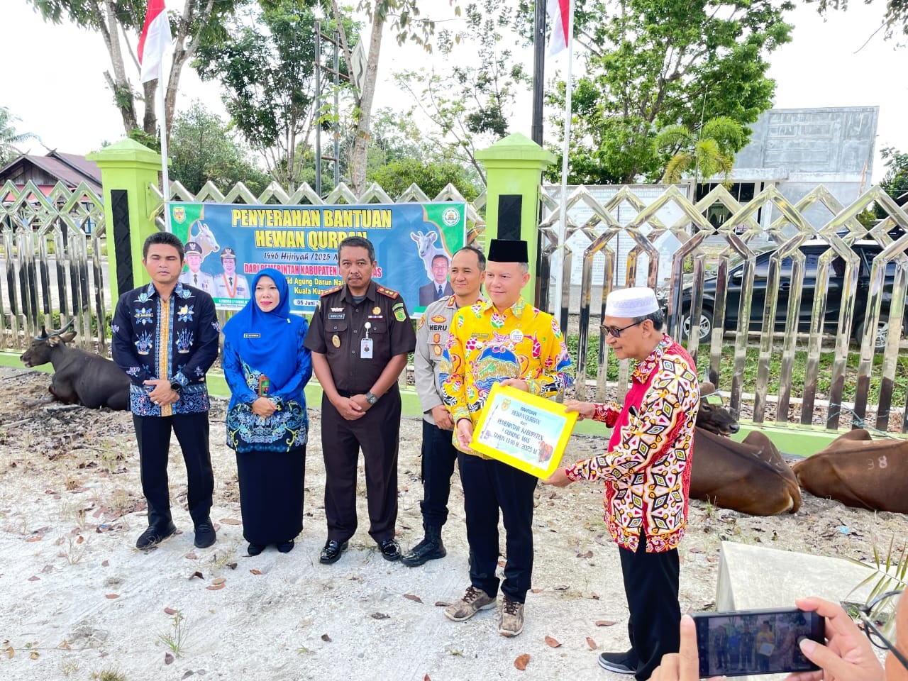 Bupati Gunung Mas Jaya Samaya Monong Serahkan Hewan Kurban