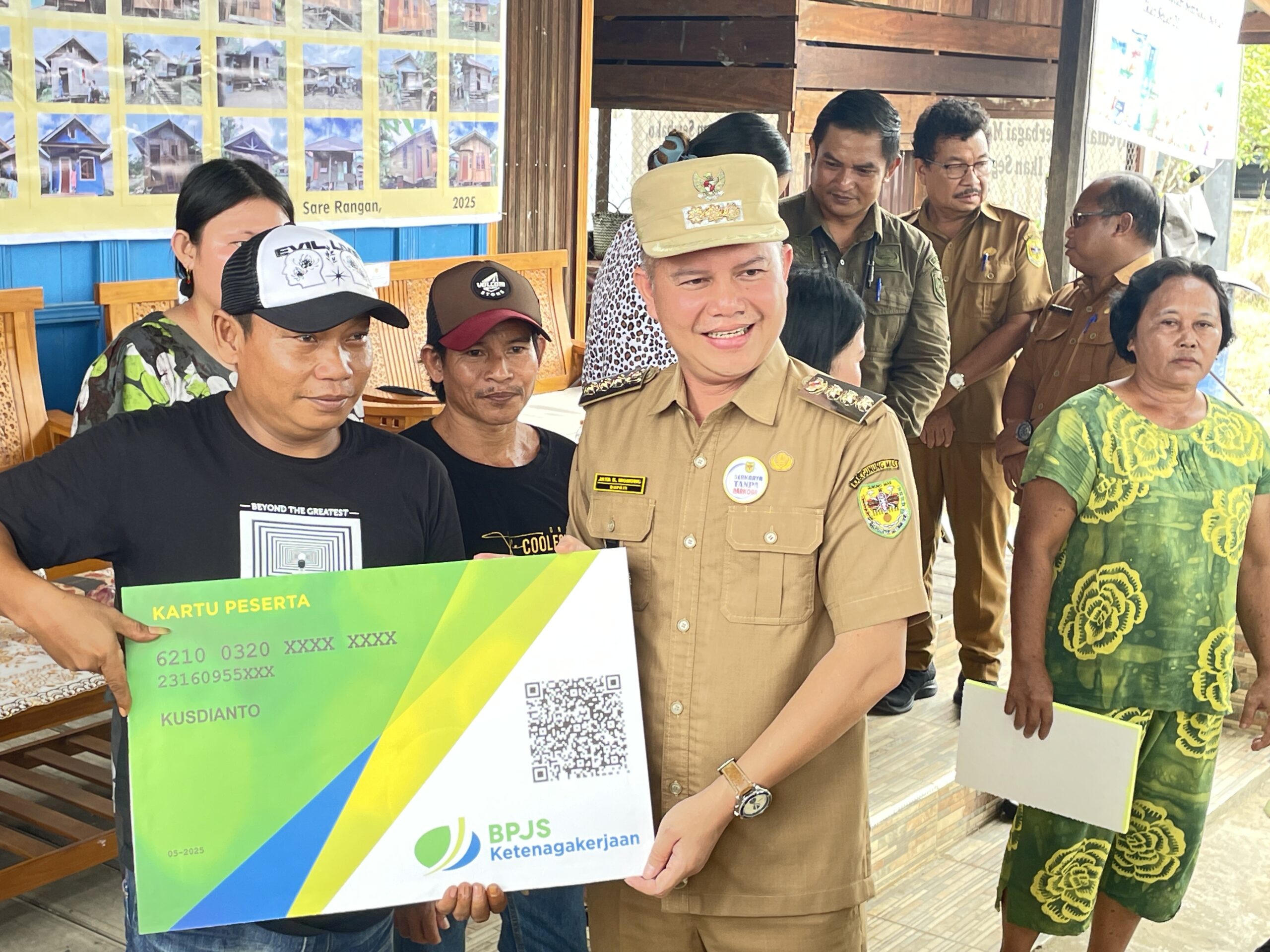 Bupati Gumas Resmikan dan Serahkan Upah Tukang BPKRTLH di Desa Sarerangan Bupati Gumas Resmikan dan Serahkan Upah Tukang BPKRTLH di Desa Sarerangan