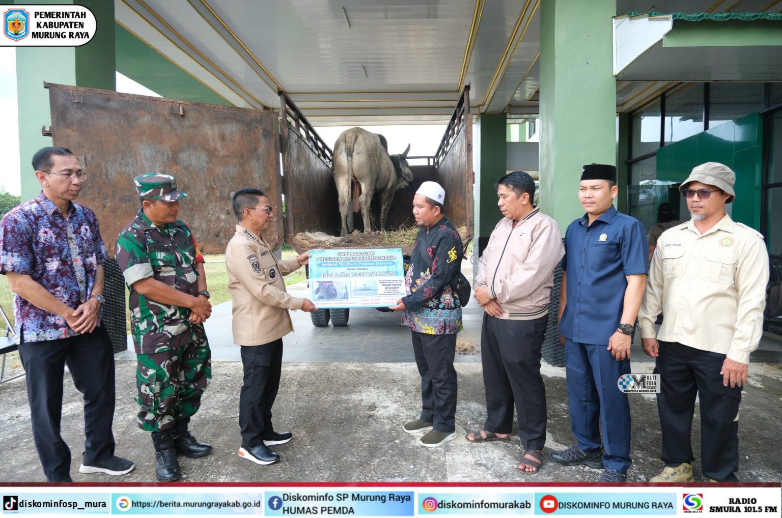 Bupasti Mura Serahkan Bantuan Sapi Kurban Presiden Ke Masjid Agung Al-Istiqlal