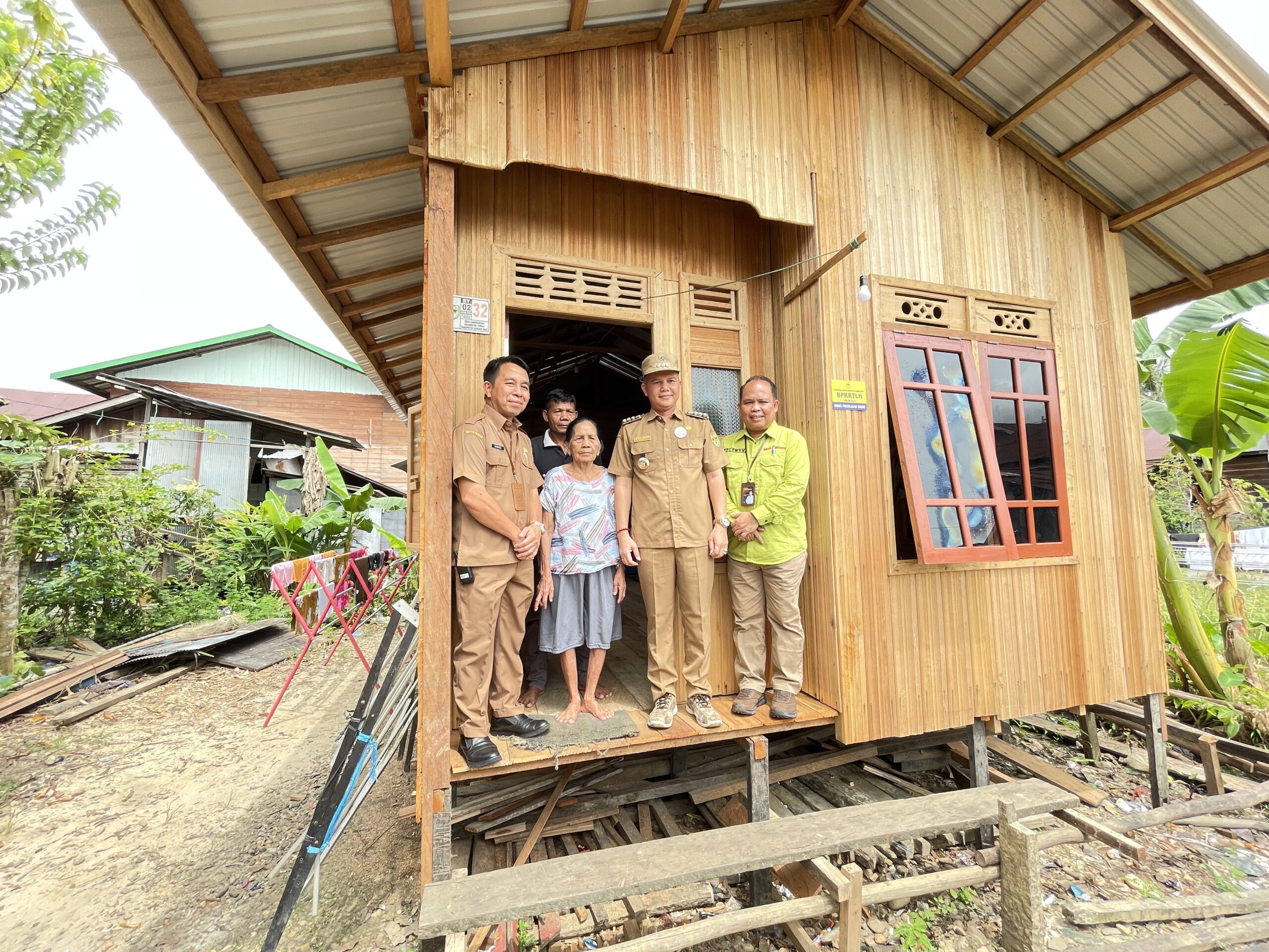 Bupati Gumas Resmikan dan Serahkan Upah Tukang BPKRTLH di Desa Sarerangan