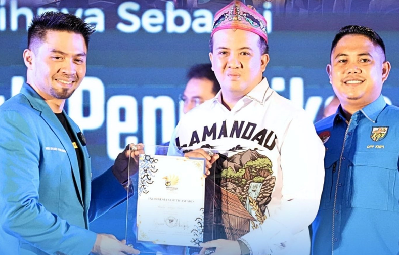 Rizky Aditya Terima Penghargaan Indonesia Youth Award sebagai Tokoh Peduli Pendidikan dari DPP KNPI Pusat