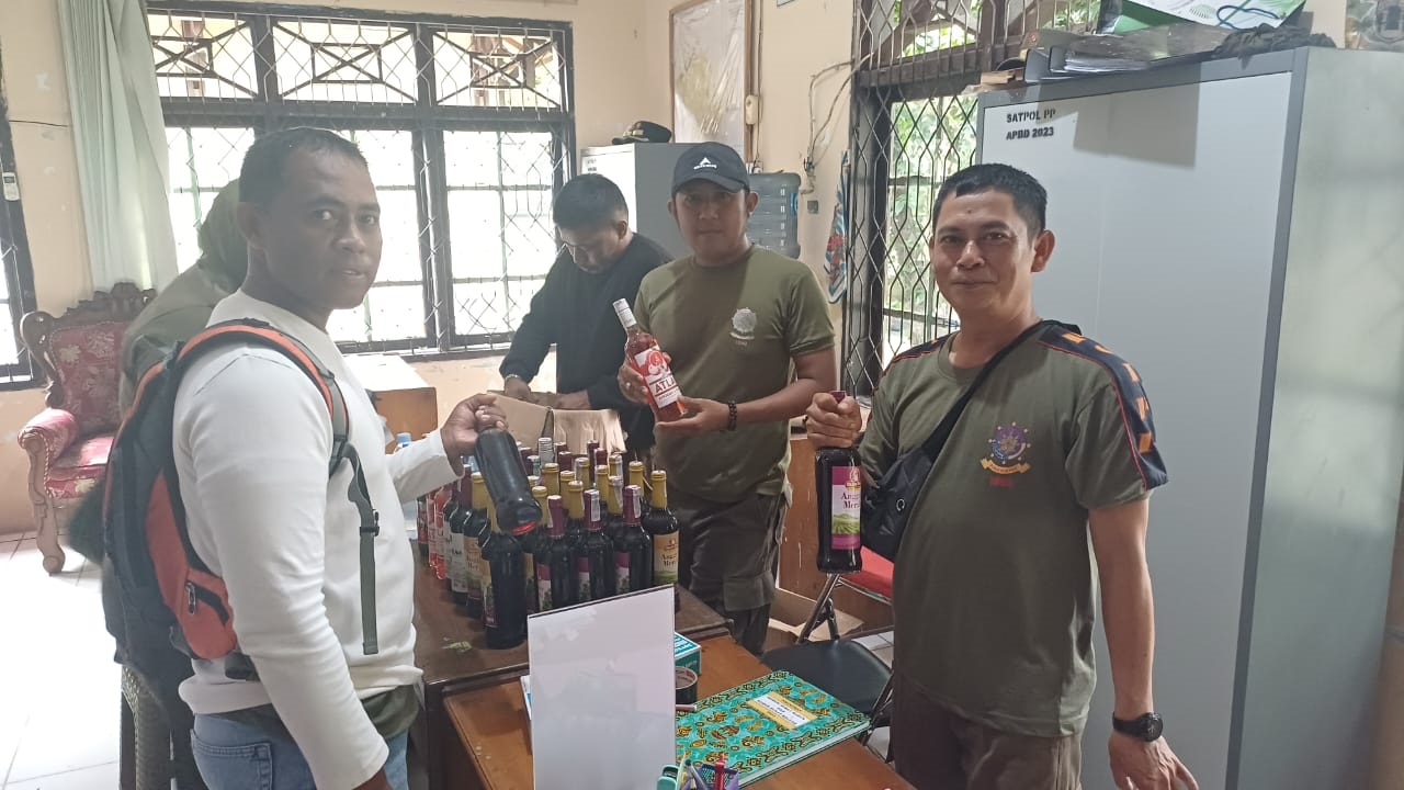 Satpol PP Kobar Gerebek Penjual Miras di Pangkalan Lada