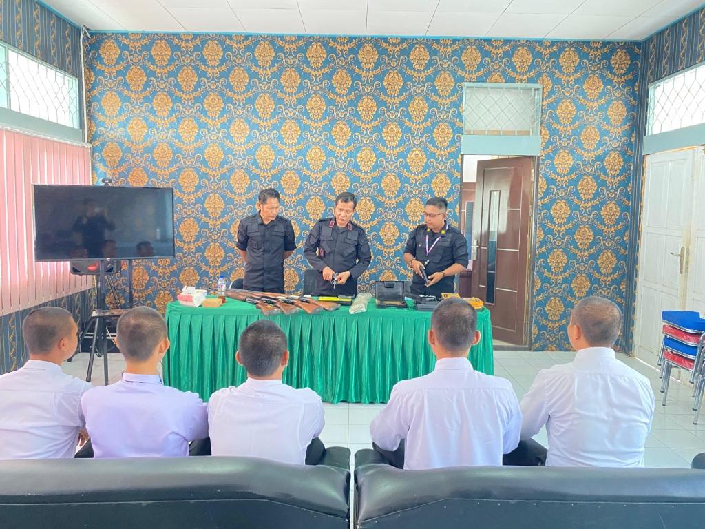 CPNS Lapas Muara Teweh Pelajari Teknik Bongkar Pasang Senjata
