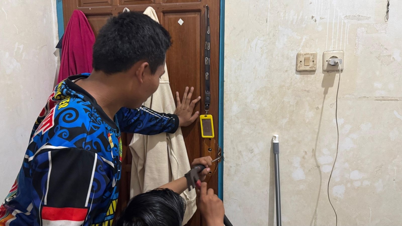 Damkar Dishut Evakuasi Warga Terkunci Dalam Kamar