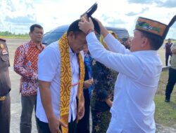 Tarian Adat Dayak Sambut Kedatangan Kajati Kalteng yang Baru