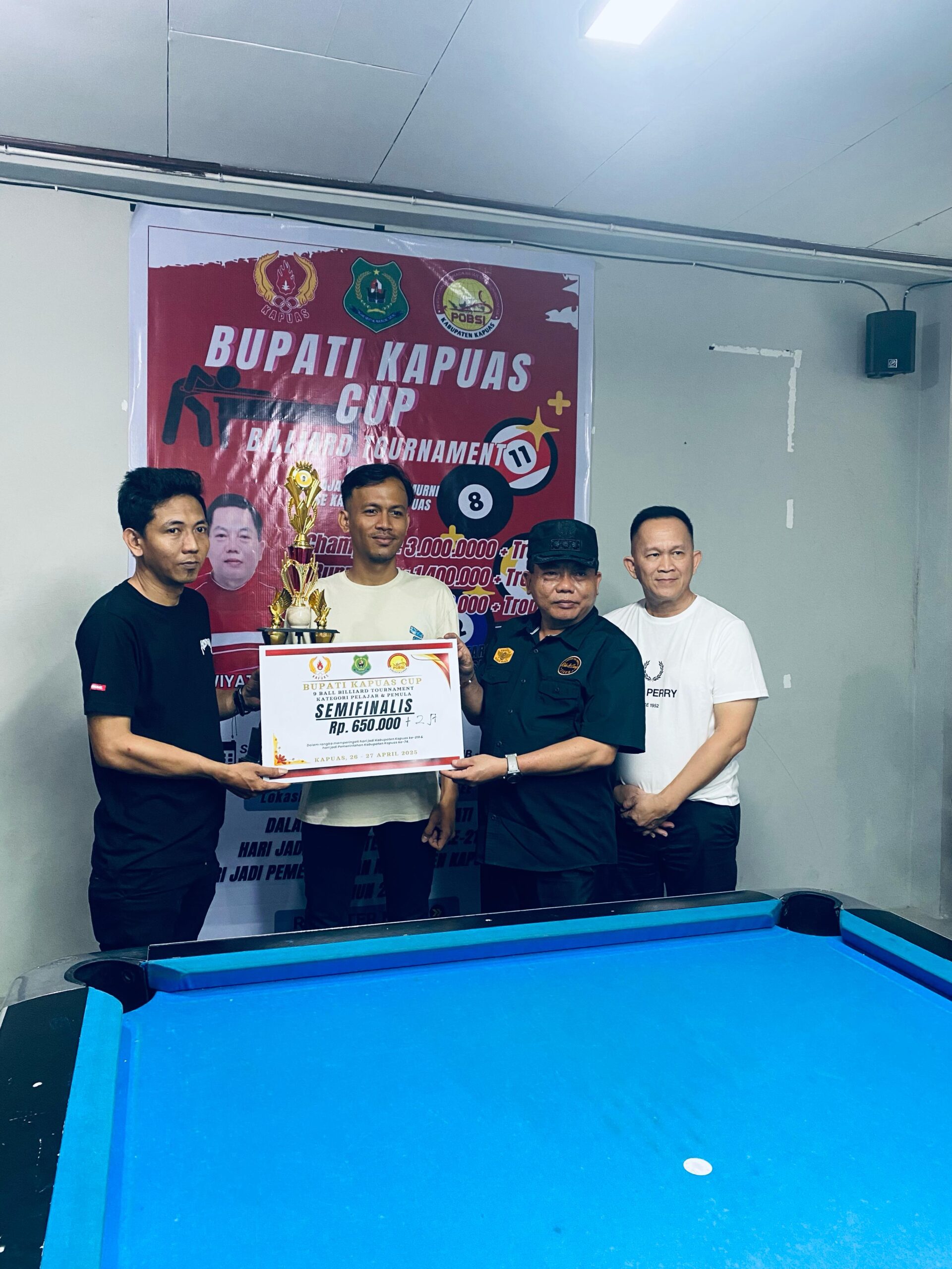 Bupati Kapuas Serahkan Hadiah Juara Turnamen Biliar Cup 2025