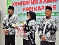 Hj. Siti Saniah Wiyatno Sandang Gelar Ibunda Guru Kapuas