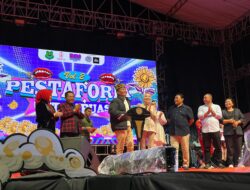 Ribuan Warga Meriahkan Malam Puncak HUT Kuala Kapuas dan Pemkab