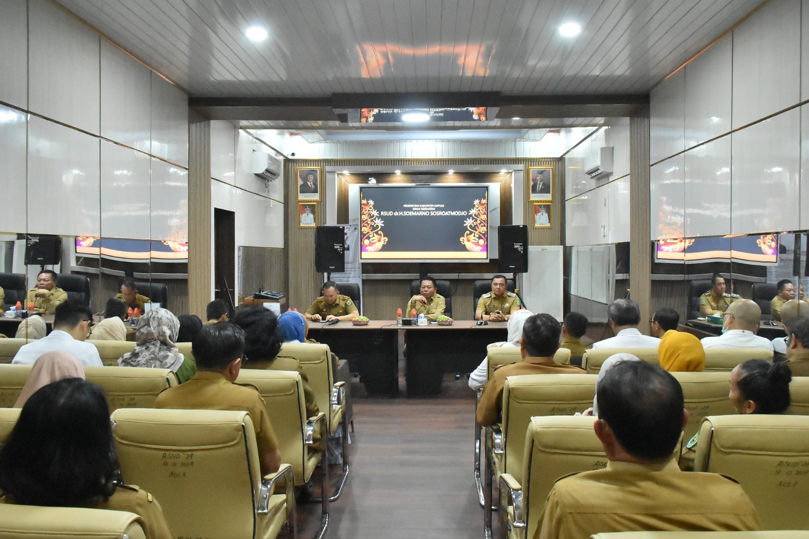 KUNJUNGI DPUPRPKP DAN RSUD-Bupati Tegaskan Efisiensi Anggaran dan Pelayanan Publik