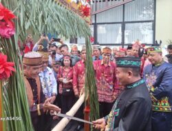 Masuki Rumah Jabatan, Bupati Disambut Potong Pantan