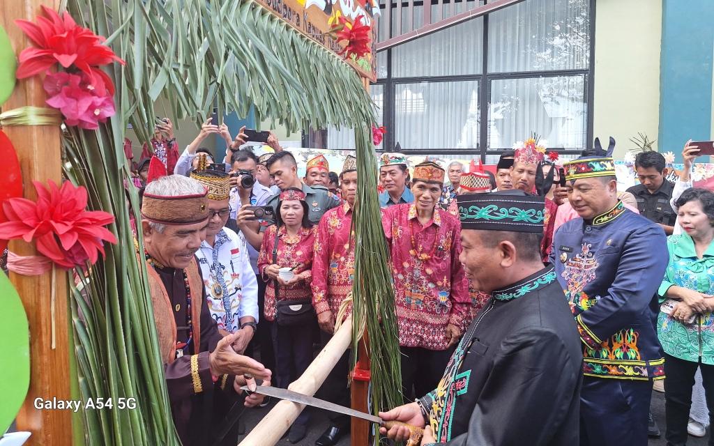 Masuki Rumah Jabatan, Bupati Disambut Potong Pantan