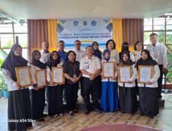 Kadisdik Serahkan 15  Izin Operasional Sekolah TK Negeri