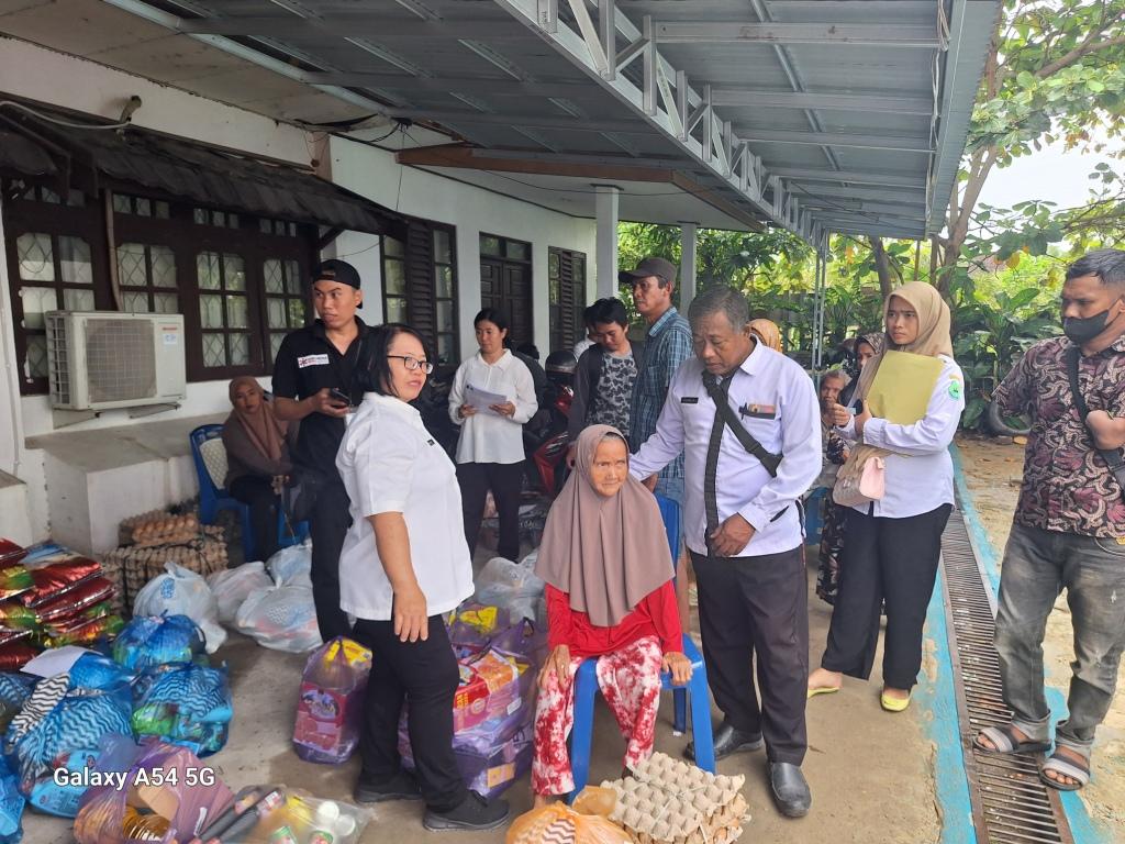 Dinsos Salurkan Bantuan Melalui Program Atensi