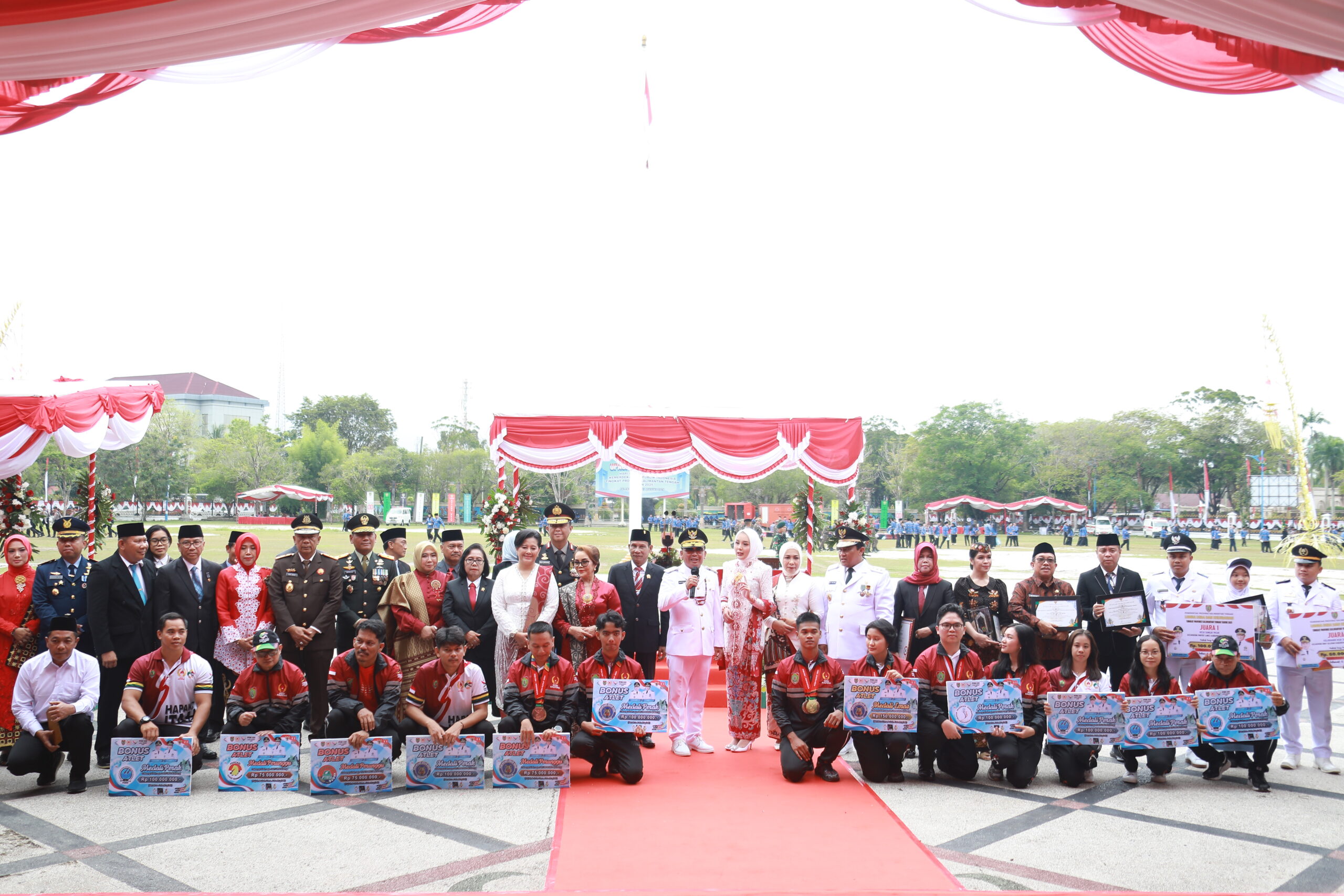 Gubernur Serahkan Bonus Atlet PON Rp1,275 Miliar