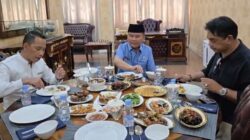 MAKAN SIANG BERSAMA-Gubernur “Damaikan” Shalahuddin-Jimmy