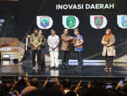 PEMIMPIN DAERAH AWARD 2025-Gubernur Agustiar Raih Penghargaan “Satu Rumah Satu Sarjana”