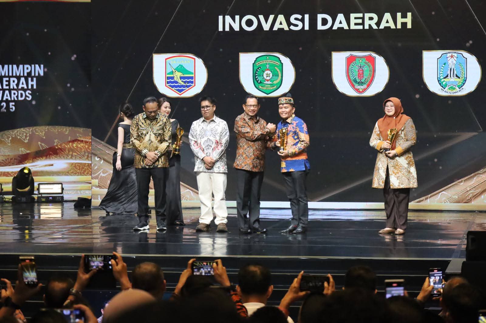 PEMIMPIN DAERAH AWARD 2025-Gubernur Agustiar Raih Penghargaan “Satu Rumah Satu Sarjana”