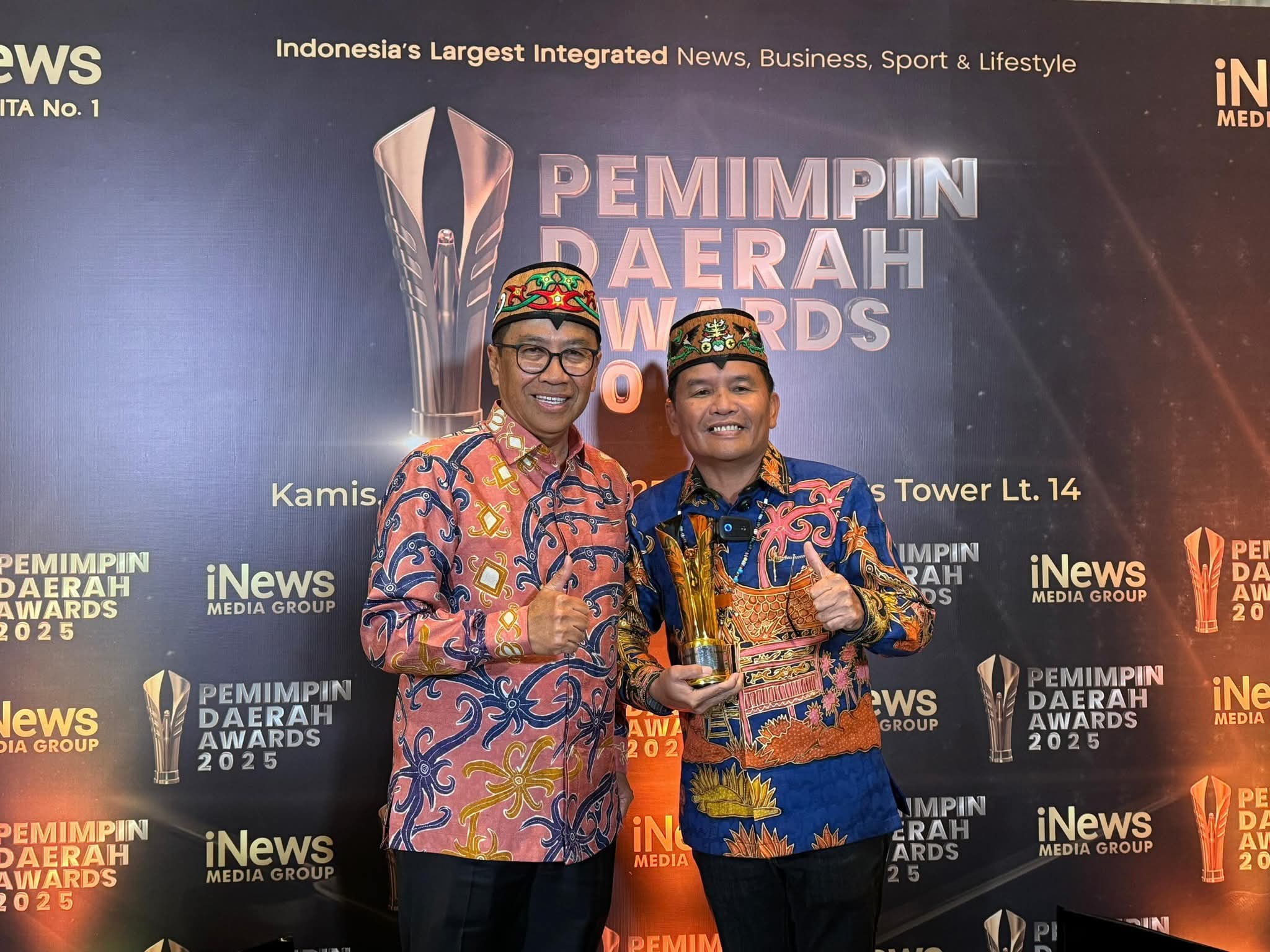 PEMIMPIN DAERAH AWARD 2025-Gubernur Agustiar Raih Penghargaan “Satu Rumah Satu Sarjana”