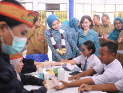Aisyah Thisia Agustiar Tinjau CKG SMAN 5 dan SMAN 1 Palangka Raya