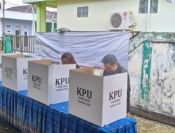 Felix Sonadie Mencoblos TPS 14 Kelurahan Lanjas Felix Sonadie Mencoblos TPS 14 Kelurahan Lanjas