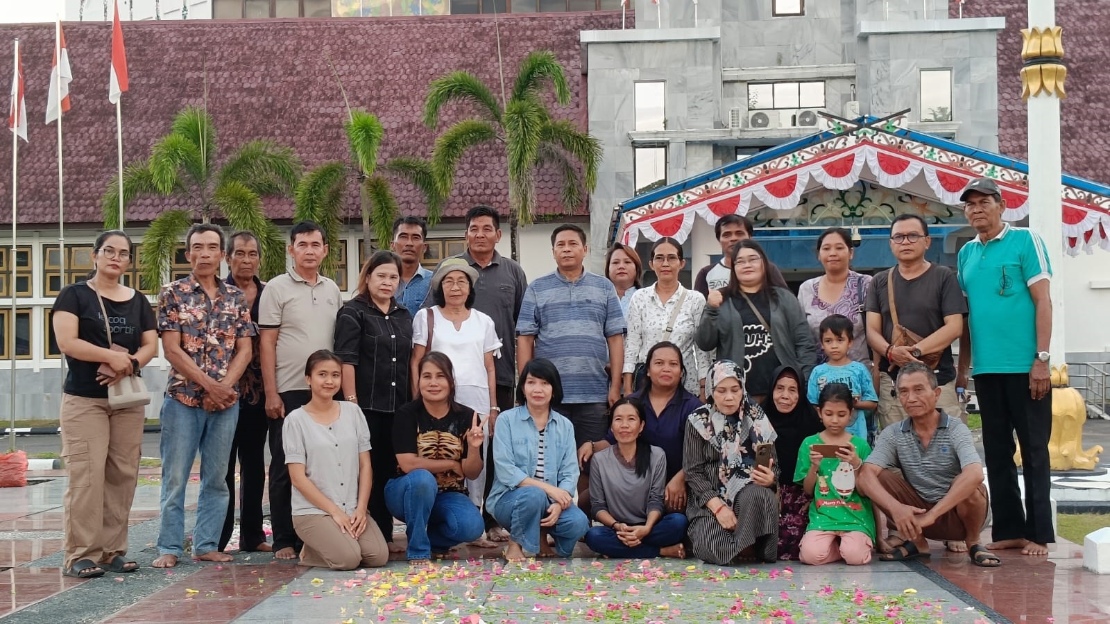 Jelang Putusan, Ahli Waris Dambung Djaya Angin Ziarah Makam