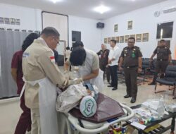 Kejari Kapuas Sunat Massal 16 Anak di HUT Kejaksaan ke-80
