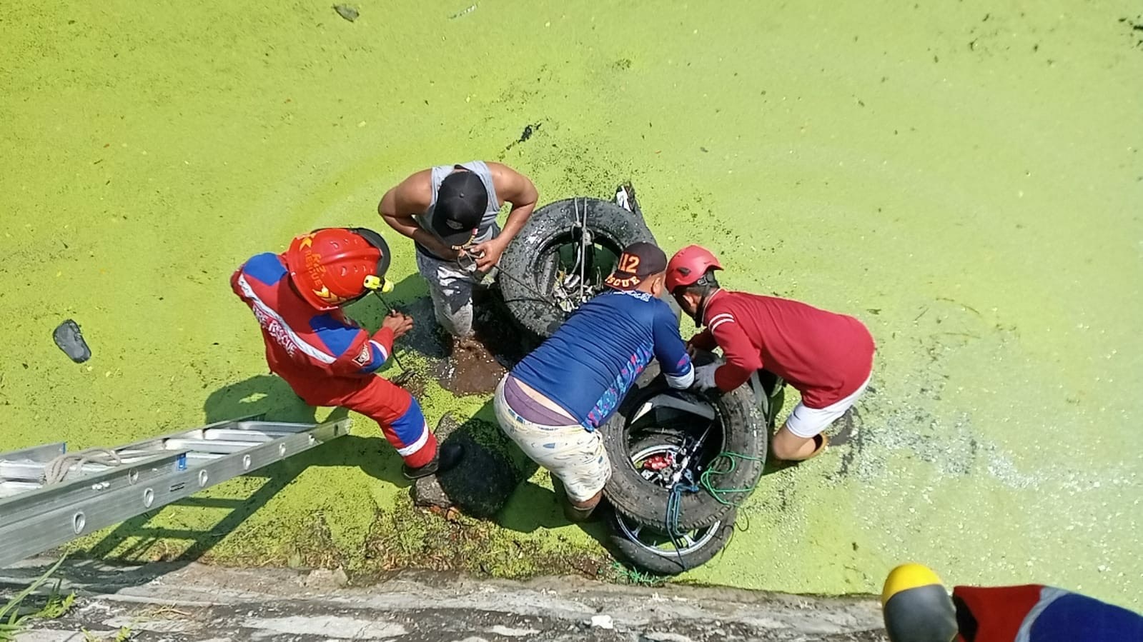 Motor Masuk Parit, Pengendara Ternyata Pelajar SMP