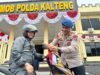 Brimob Kalteng Bagikan Ratusan Bendera Merah Putih