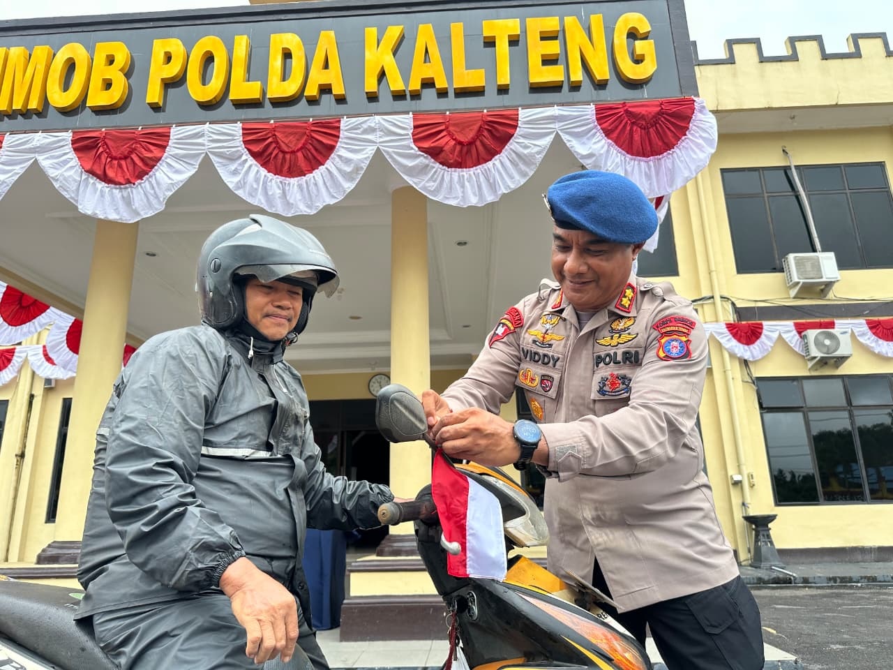 Brimob Kalteng Bagikan Ratusan Bendera Merah Putih