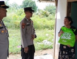 Polres Kobar Terjun Bagikan Bantuan Sosial