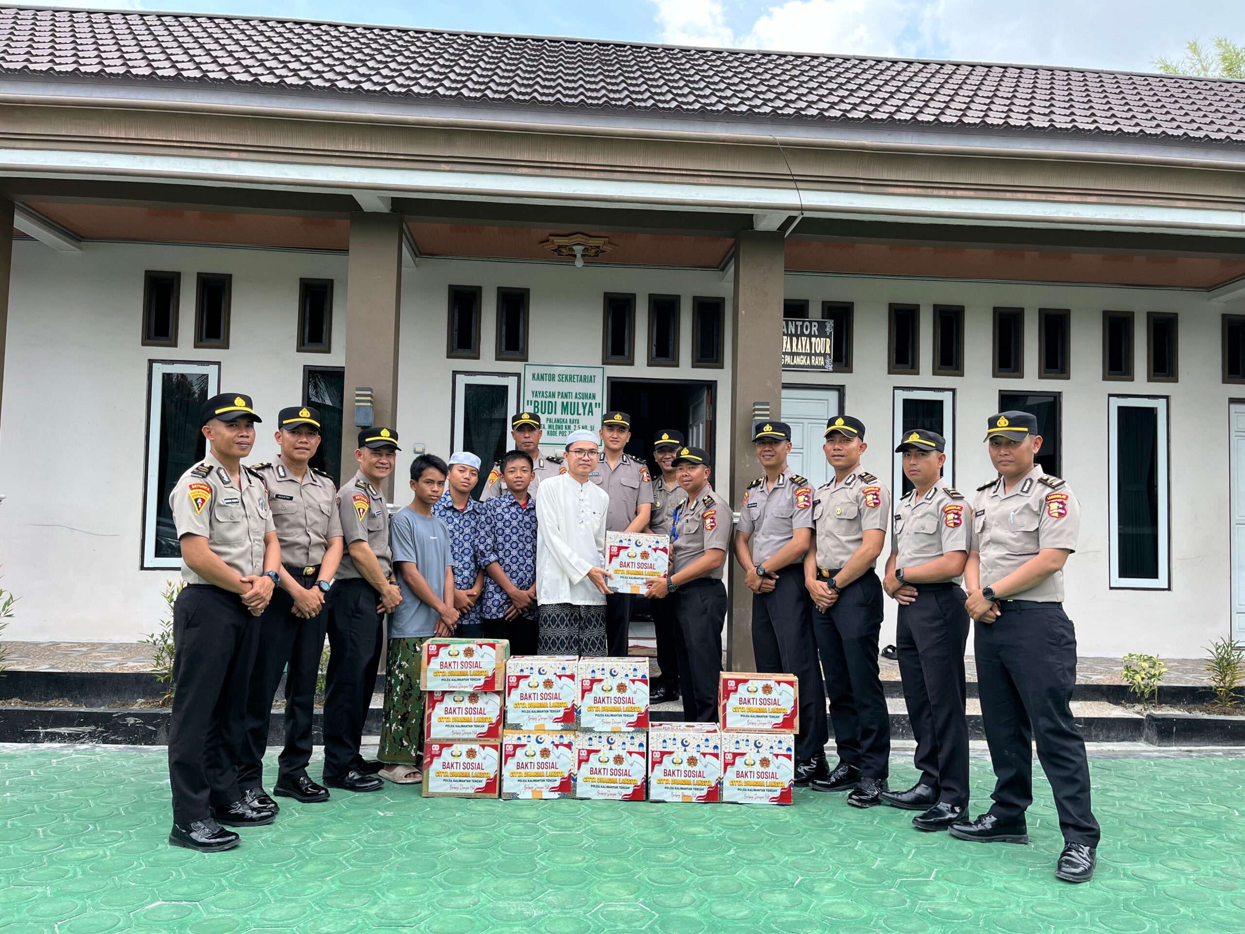 Berbagi dengan Hati, 14 Siswa SIP Polda Kalteng Baksos di Palangka Raya