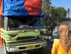 Bupati Kobar Hentikan Truk Bermuatan Berat Bupati Kobar Hentikan Truk Bermuatan Berat