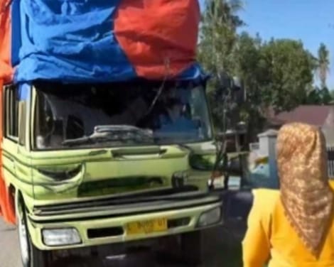Bupati Kobar Hentikan Truk Bermuatan Berat