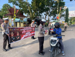 Bangkitkan Rasa Nasionalisme-Satlantas Polres Kobar Bagikan Bendera Merah Putih Bagi Pengguna Kendaraan 