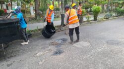 Tingkatkan Pelayanan, Dinas PUPR Kobar Gencar Perbaiki Jalan Berlubang dan Drainase Tersumbat 