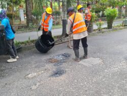 Tingkatkan Pelayanan, Dinas PUPR Kobar Gencar Perbaiki Jalan Berlubang dan Drainase Tersumbat Tingkatkan Pelayanan, Dinas PUPR Kobar Gencar Perbaiki Jalan Berlubang dan Drainase Tersumbat