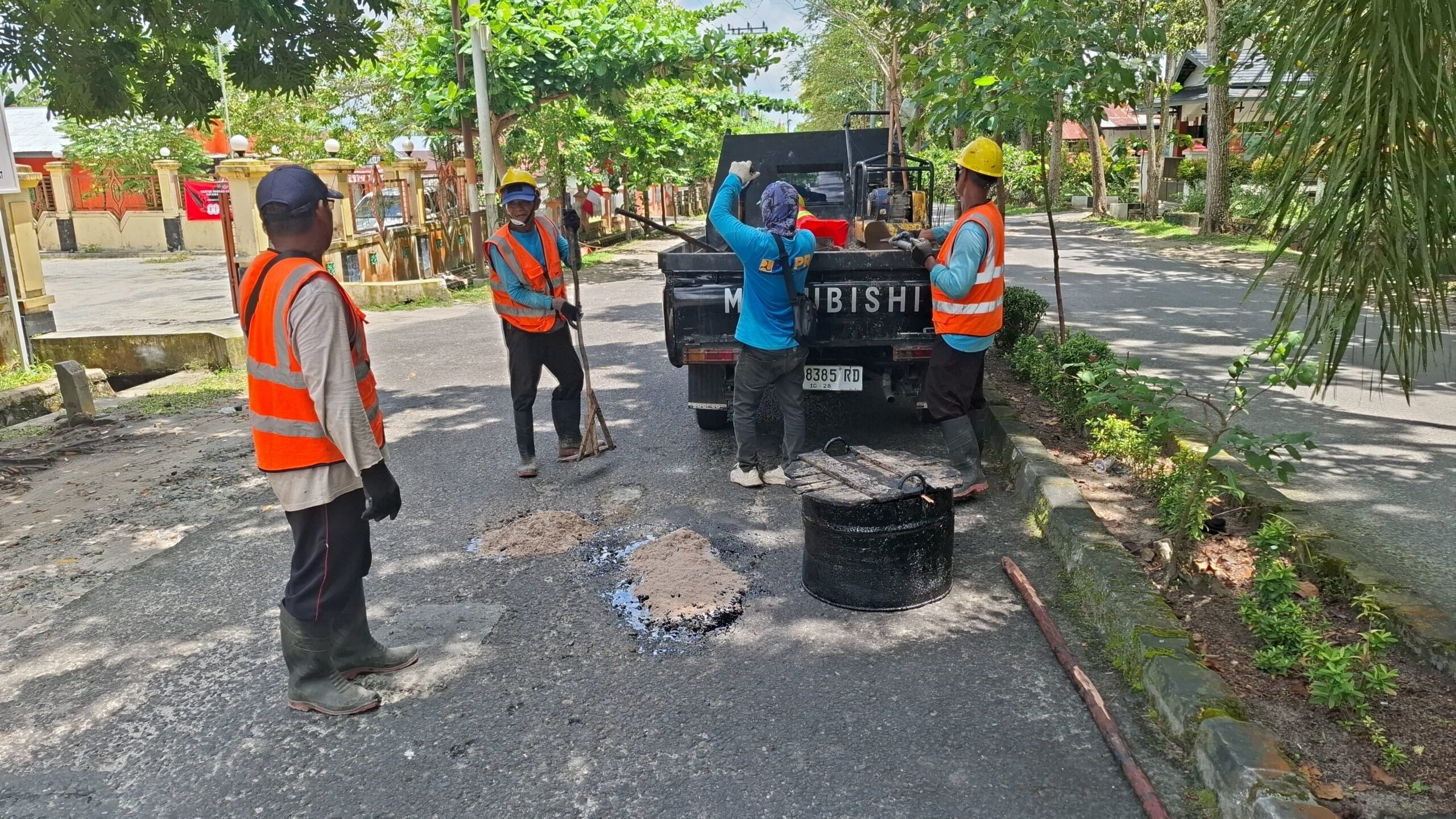 Tingkatkan Pelayanan, Dinas PUPR Kobar Gencar Perbaiki Jalan Berlubang dan Drainase Tersumbat 