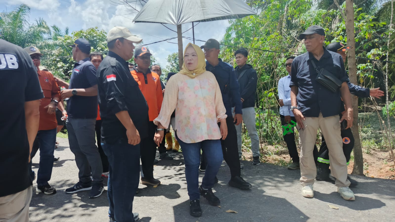 Ambrol Akibat Terjangan Banjir, Bupati  dan Kadis PUPR Cepat Respon, Meninjau  Jembatan Pandu Sanjaya