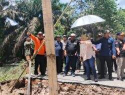 Ambrol Akibat Terjangan Banjir, Bupati dan Kadis PUPR Cepat Respon, Meninjau Jembatan Pandu Sanjaya Ambrol Akibat Terjangan Banjir, Bupati dan Kadis PUPR Cepat Respon, Meninjau Jembatan Pandu Sanjaya