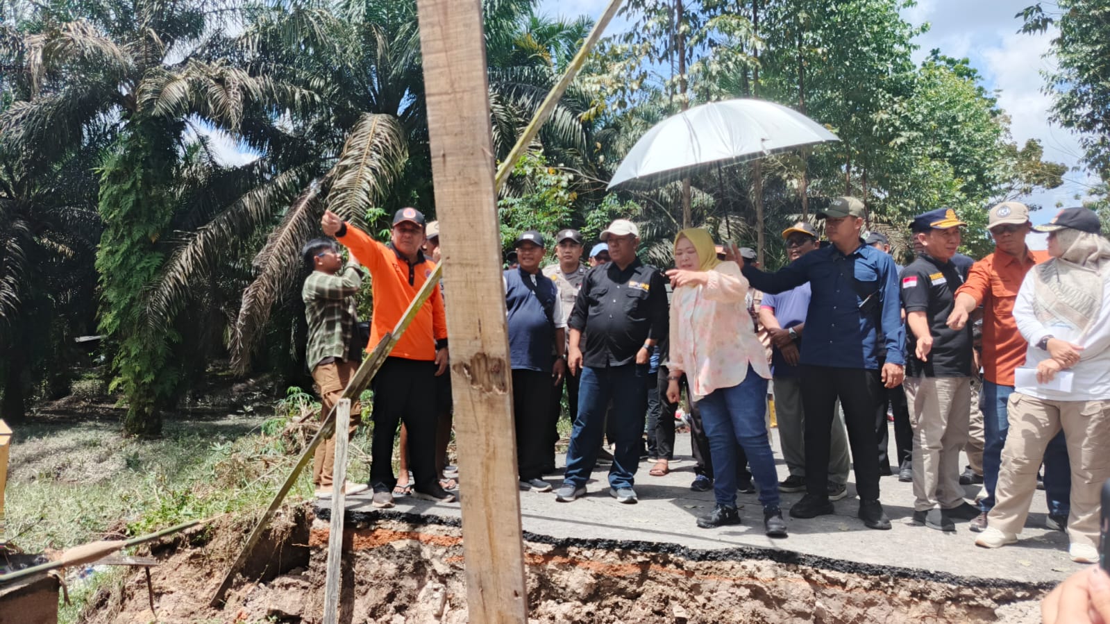 Ambrol Akibat Terjangan Banjir, Bupati  dan Kadis PUPR Cepat Respon, Meninjau  Jembatan Pandu Sanjaya