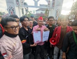 Demo di DPRD Kalteng Berakhir Damai