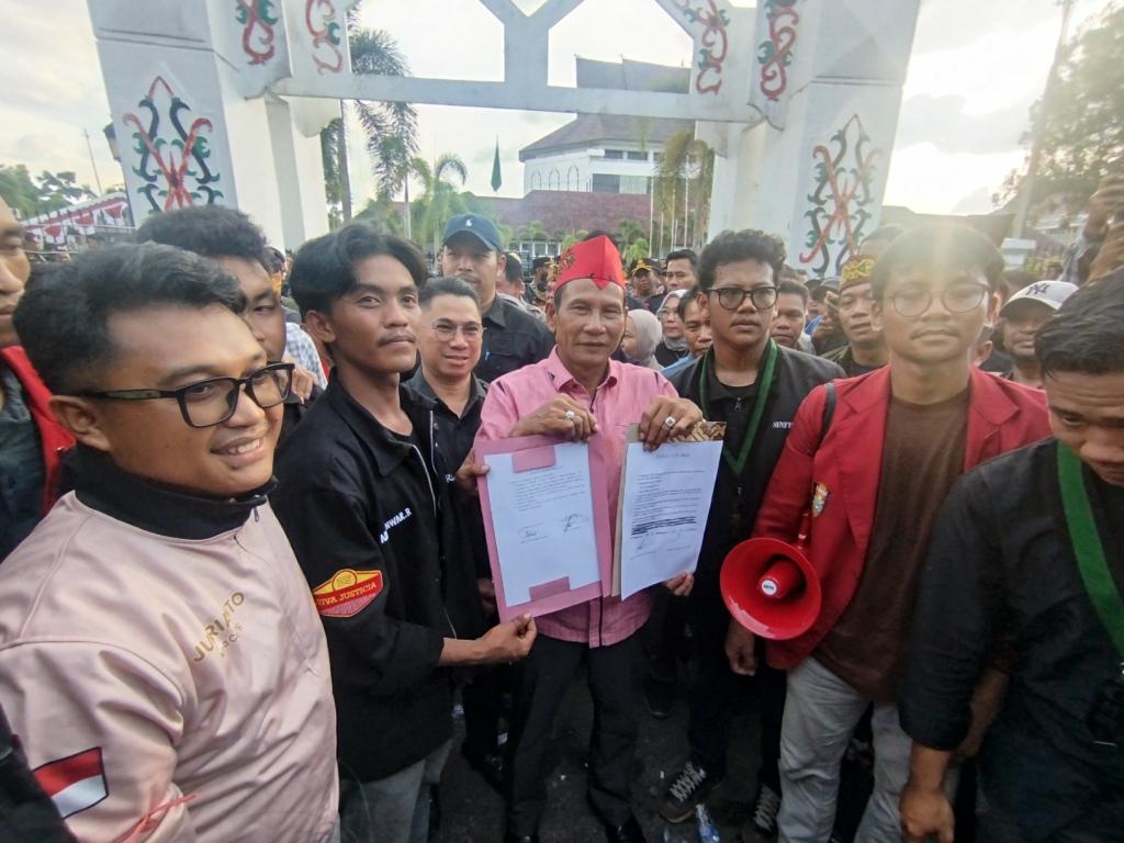 Demo di DPRD Kalteng Berakhir Damai