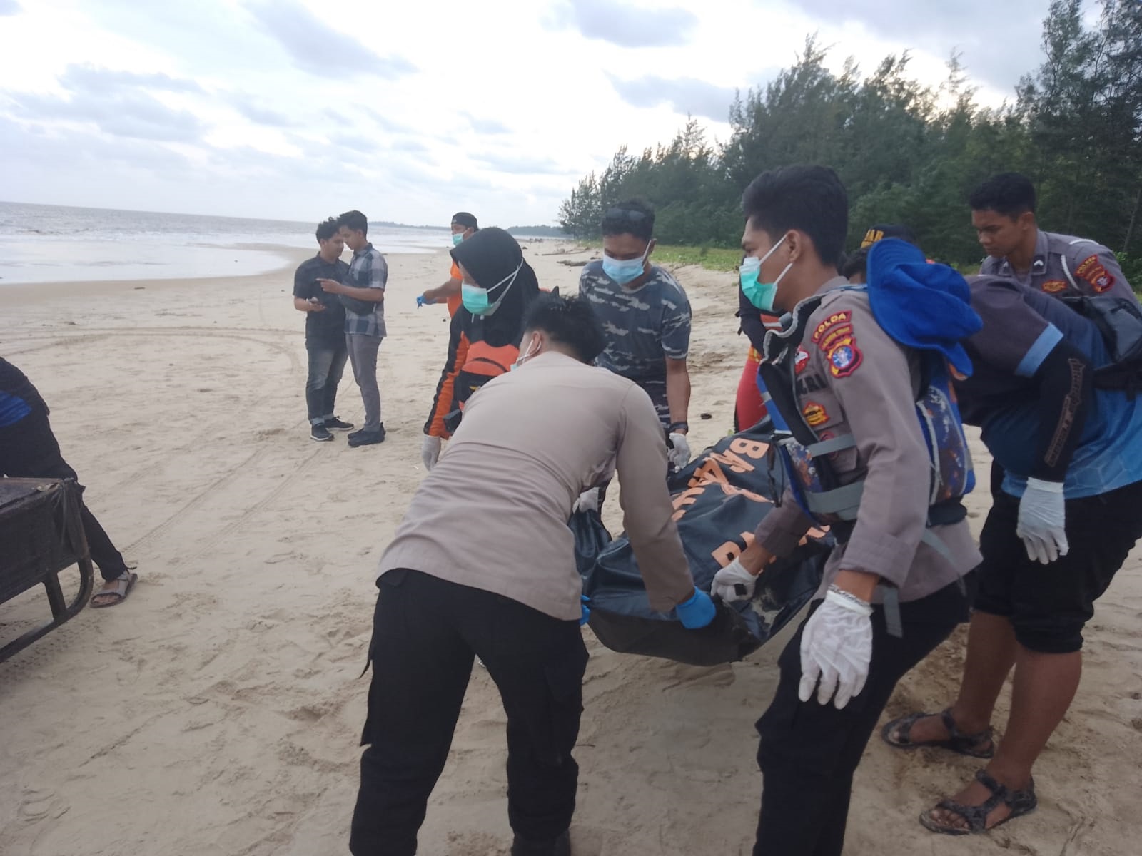 Mayat Penumpang KM Dharma Rucitra VI Ditemukan di Pantai Seribu Cemara