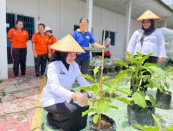 Panen Kangkung dan Terong di Lapas Perempuan Palangka Raya