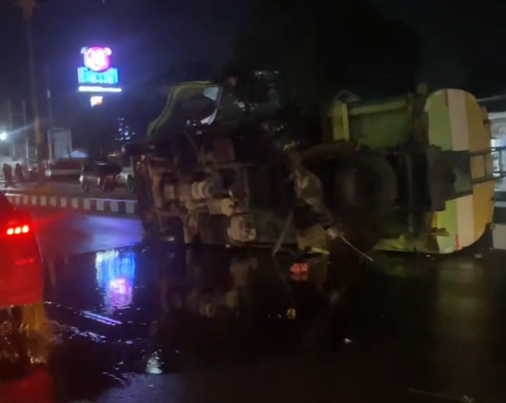 Pecah Ban, Truk Pengangkut CPO Terbalik