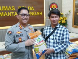 Humas Polda Kalteng Bagikan Sembako ke Wartawan