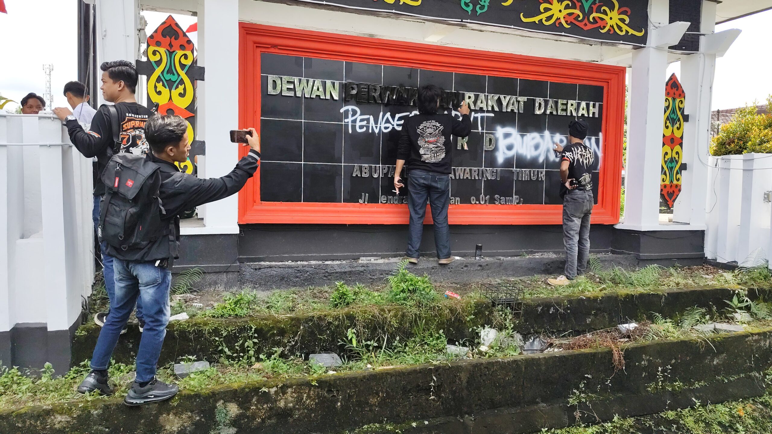 Plang Nama DPRD Kotim Dicoret Massa